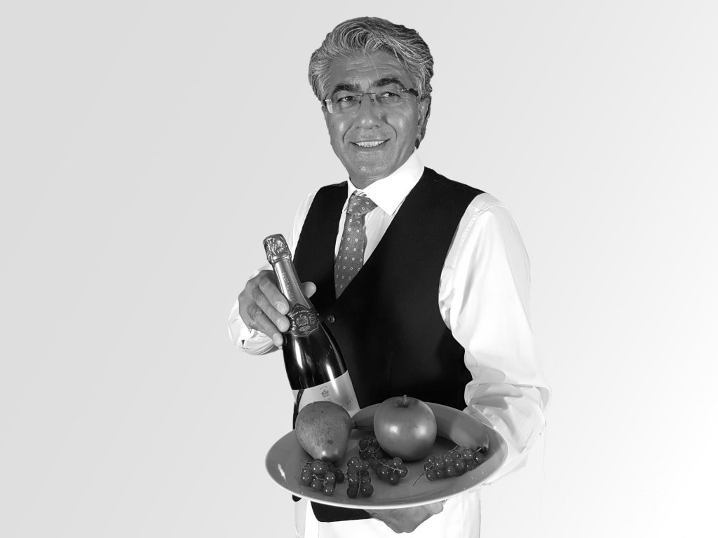 Walid mit Obstteller und Sektflasche