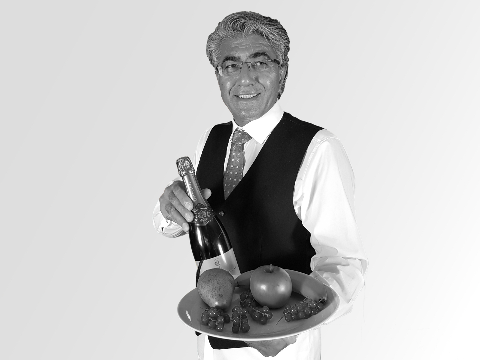 Walid mit Obstteller und Sektflasche