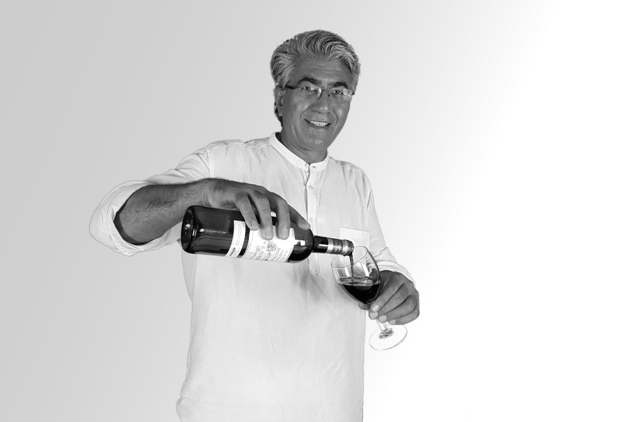 Walid mit Weisglas und Weinflasche Walid mit Weisglas und Weinflasche